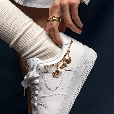 witte nike met gouden ketting|Nike Wmns Air Force 1 ’07 LX ‘Lucky Charms’ .